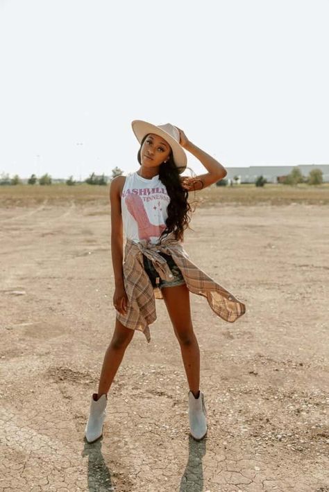 16 Casual Summer Outfit Ideas with Graphic Tees » Lady Decluttered Nashville Looks, Cma Fest Outfit, Country Fall Outfits, Summer Country Concert Outfit, Country Tank Tops, Cowgirl Photoshoot, Fall Wedding Outfits, Southern Outfits, Summer Festival Outfit