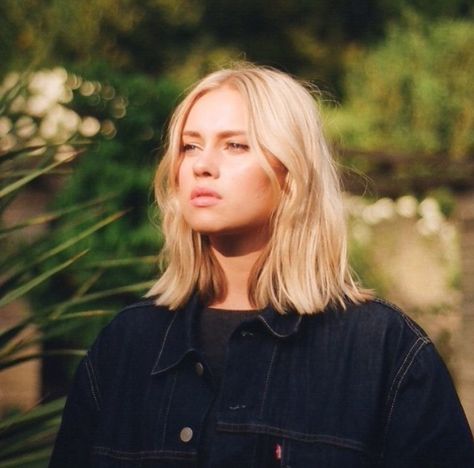 denim Short Hair And Face Framing, Blonde Short Medium Hair, Short Blonde Hair Oval Face, Bleach Blonde Lob, Short Haircut For Thick Straight Hair, Short Blonde Hair Middle Part, Hair Just Above Shoulders, Short Blonde Hair Wavy, Collar Bone Length Hair Blonde