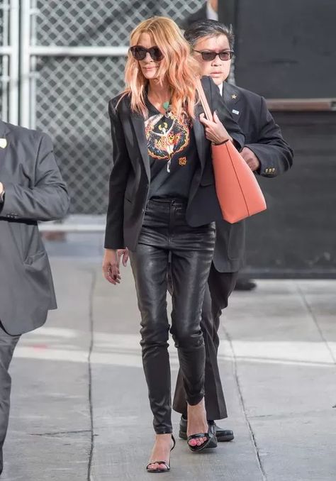 37 Rock Concert Outfit Ideas For Women Julia Roberts Style, Concert Outfit Rock, Best Gowns, Halterneck Mini Dress, Chique Outfit, Leather Pants Outfit, Rock Outfits, Concert Looks, Rock Concert