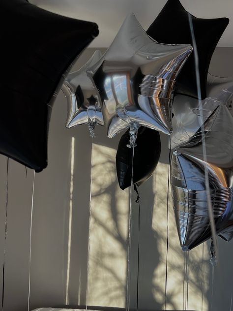 Star Balloons Aesthetic, Silver Black Aesthetic, Star Birthday Party Ideas Decoration, Birthday Themes Black And White, Birthday Aesthetic Black And White, Silver And Black Theme Birthday Party, Black Silver Birthday Theme, Silver Star Balloons, Silver Balloons Aesthetic