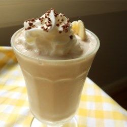 Banana Milkshake Recipe, Malt Milkshake, Homemade Milkshake, Italian Cream Soda, Best Milkshakes, Milkshake Recipe, Frozen Hot Chocolate, Banana Milkshake, Chocolate Malt