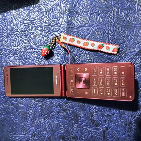 Samsung Galaxy Folder 2 Flip Phone, Strawberry Flip Phone, Samsung Folder 2 Aesthetic, Samsung Folder 2, Y2k Telephone, Red Flip Phone, Cute Flip Phones, Flip Phone Samsung, Galaxy Flip Phone