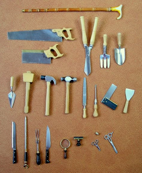 Wonderful collection of miniature "tools" of all sorts... Miniature Tools, Crea Fimo, Mini Tools, Dollhouse Miniature Tutorials, Miniature Collection, Mini Doll House, Doll House Crafts, Dollhouse Miniatures Diy, Miniature Projects