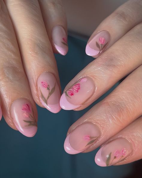 Nails With Tips Colored, Tulip Inspired Nails, Pink Gel Nail Art, Pink Tulip Nails, Tulips Nails Design, Nail Art On Pink Nails, Flower Designs Nails, Nail Ideas Flowers, Pink Flower Nail Designs