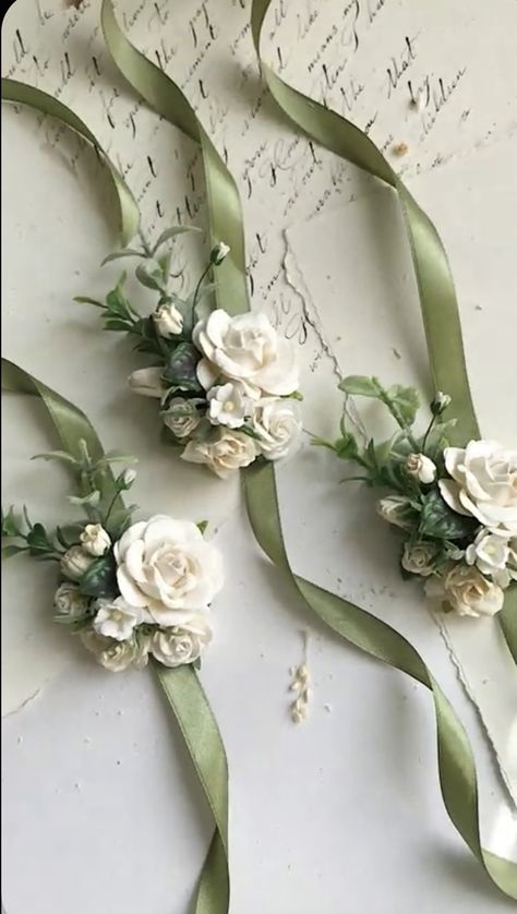 Corsage For Bridesmaids, Rustic Corsage Wedding, Simple Wedding Corsage, Wedding Corsage Ideas, Simple Corsage Wedding, Wedding Corsage Diy, Mother Of Bride Flowers, Sage Green Corsage, Corsage Wedding Diy