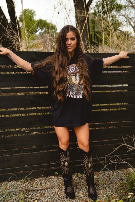 Last Night Wallen Oversized Tee Rock Aesthetic Outfits, Western Grunge Style, Trendy Mom Outfits, Bull Cow, Our Last Night, Country Style Outfits, Nashville Outfits, Rodeo Outfits, Country Girl Style