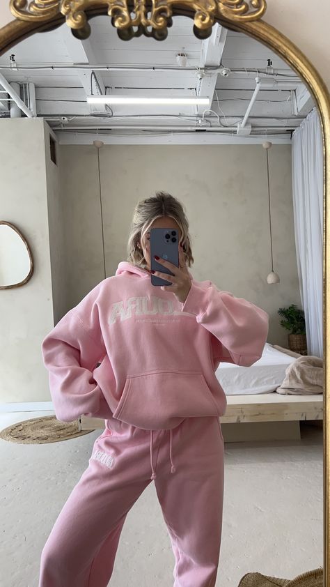 Juicy Couture Track Suit Aesthetic, Sassy Outfits, Juicy Couture Track Suit, Christmas Flatlay, Trendy Hoodies, Anime Guys Shirtless, Cute Lazy Day Outfits, Lazy Day Outfits, Cute Outfits For School