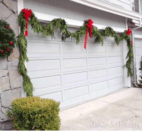 Simple Rustic Winter Front Porch - The Kim Six Fix Garage Door Christmas Decorations, Outside Christmas Decorations, Front Door Christmas Decorations, Christmas House Lights, Christmas Front Porch, Christmas Front Doors, Porch Christmas, Christmas Porch Decor, Golden Gate Park