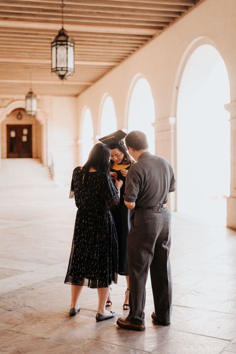 Poses For Graduation Photos With Family, Graduation Pictures Parents, Grad Photoshoot Family, Graduation Poses Family, Grad Family Photos, Grad Pictures With Parents, Graduation Picture Ideas With Parents, Grad Photo Ideas With Family, Graduation Photography Poses With Family