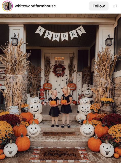 Cute Front Porch, Elegant Halloween Party, Days Until Halloween, Farmhouse Halloween, Elegant Halloween, Halloween Front Porch, Fall Outdoor Decor, Fall Decorations Porch, Halloween Porch