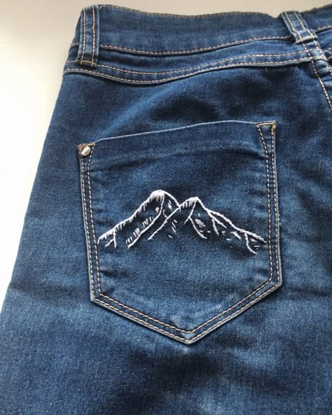 Hand Sewed Clothes, Cool Embroidery Patterns, Visible Mending Jeans Knees, Physics Embroidery, Small Embroidery Designs Simple, Granola Embroidery, Embroidery For Men Ideas, Jean Embroidery Ideas Pockets, Manly Embroidery Ideas