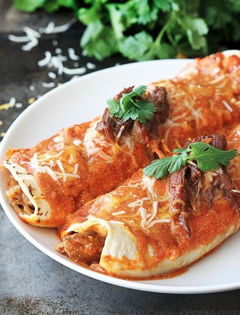 This copycat recipe for Cafe Rio's Sweet Pork Enchiladas gives you instructions on how to make the perfect enchilada that tastes like it came from your favorite Mexican restaurant. You can't beat this homemade creamy enchilada sauce. Sweet Pork Enchiladas, Homemade Cafe, Pork Enchiladas, Pork Entrees, Cafe Rio, Sweet Pork, Enchilada Recipes, Think Food, Pork Dishes