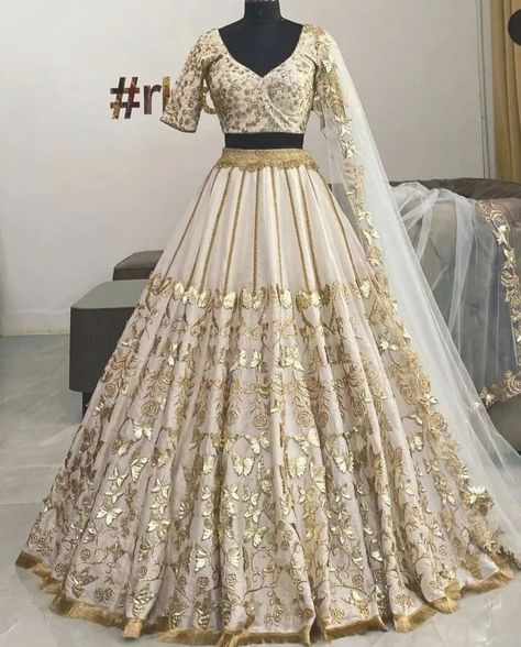 White And Golden Lehenga, Off White Lehenga Combination, White Lengha, Sangeet Dress, Lehenga White, Lehenga Designs Latest, Wedding Ootd, Fancy Lehenga, Indian Wedding Lehenga