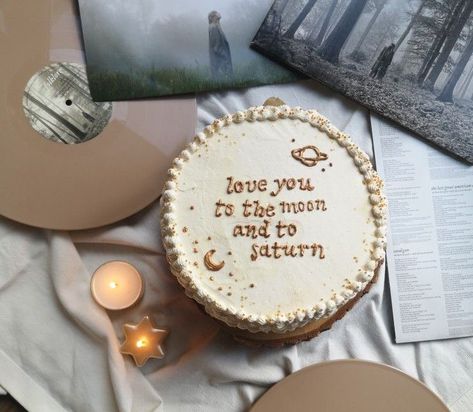 🧣 Siân & Laura 🧣 on Twitter: "Cakes in the theme of Taylor Swift albums 🎂🤍… " Taylorcore Aesthetic, Bolo Taylor Swift, Taylor Swift Cake, Taylor Swift Albums, Taylor Swift Aesthetic, Swift Aesthetic, Taylor Swift Birthday, Taylor Swift Funny, Taylor Swift Album