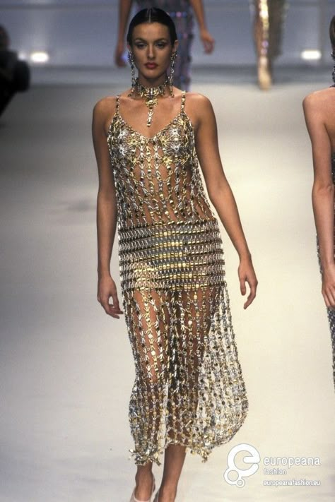 Metal Dress, 90s Runway Fashion, Original Supermodels, Runway Fashion Couture, 90s Runway, 90s Models, 20s Fashion, 1990s Fashion, Fashion Archive