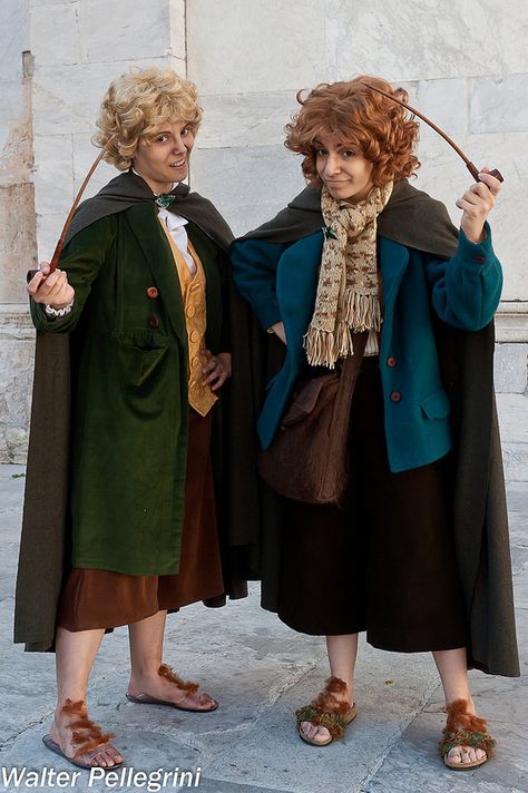 Meriadoc Brandybuck and Peregrin Took #Hobbit #LOTR at Lucca Comics & Games 2014 Giovedi Hobbit Outfits Men, Wizard And Witch Couple Costume, Peregrin Took, Lotr Halloween Costumes, Diy Hobbit Costume, Icon Costumes, Hobbit Outfit, Meriadoc Brandybuck, Hobbit Clothes