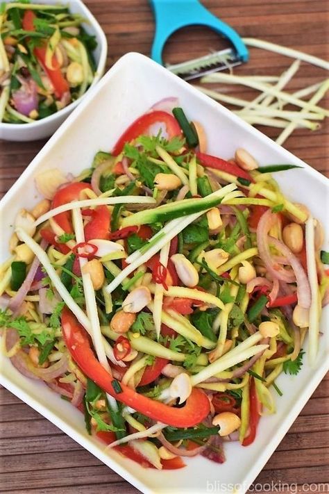 Salad Benefits, Veg Salads, Thai Mango Salad, Som Tum, Thai Salad Recipes, Mango Verde, Green Mango Salad, Thai Mango, Green Mango