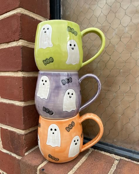 Fall Themed Pottery, Color Me Mine Halloween Ideas, Ceramic Painting Halloween, Halloween Mug Painting Ideas, Pottery Painting Ideas Halloween, Halloween Mug Ideas, Halloween Pottery Painting Ideas, Pottery Painting Halloween, Fall Mug Painting Ideas