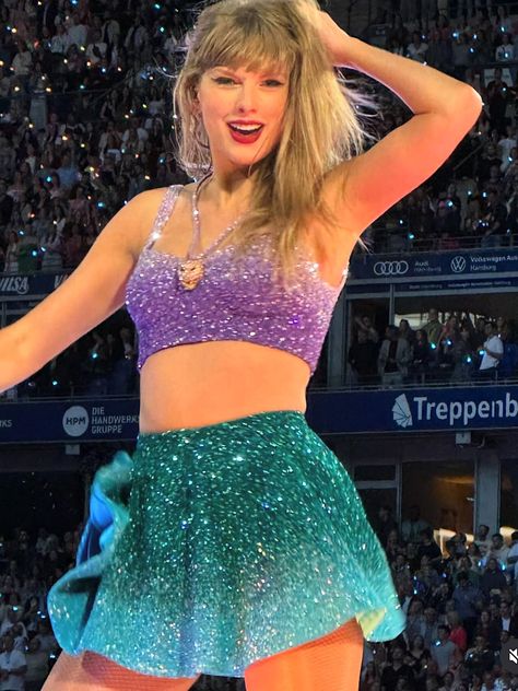 Eras Tour 1989, 1989 Tour, Colouring Pics, Taylor Swift Videos, Taylor Swift 1989, Pfp Ideas, Swift 3, Live Taylor, Taylor Swift Pictures