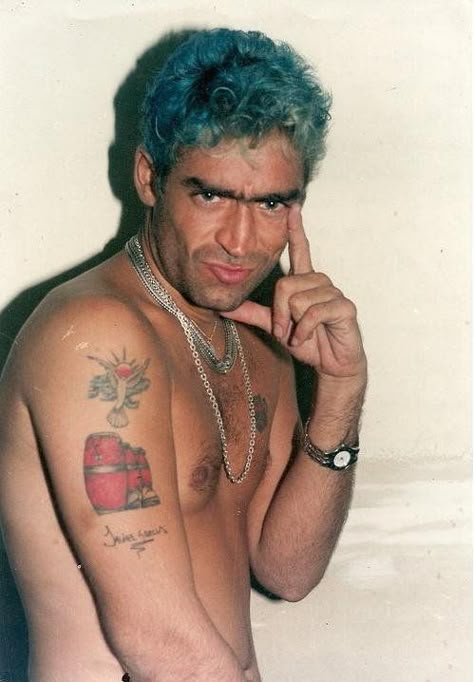 El potro Rodrigo Bueno (24 de mayo de 1973 – 24 de junio de 2000), conocido por su nombre Rodrigo, fue un cantante argentino de cuarteto. Common People, Famous Singers, Retro Men, My Favorite Music, Portrait Tattoo, Rock And Roll, Retro Fashion, Hair Cuts, Celebrities