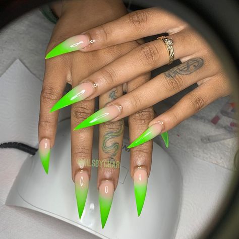 NailsByChar 💚 on Instagram: “Slight work 💚💚 #pearlandnails #houstonnails #katynails #nailsofinstagram #nailtech #houstonnailtech #nails #nailporn #naildesigns…” Green Stiletto Nails Designs, Green Stiletto Nails, Acrylic Nails Stiletto, Green Acrylic Nails, Long Stiletto Nails, Stiletto Nails Designs, Crazy Nails, Acrylic Nails Coffin Short, Trendy Nail Art