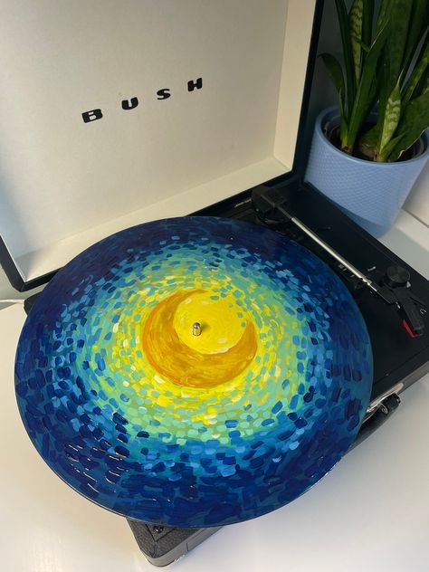 Want that extra special gift for a loved one? Or just treating yourself? Then look no further!  A homage to Van Gogh's Starry Night. This hand painted record presents bright colours of blue and yellow that are sure to catch any persons attention!  ✍🏼 Hand painted on recycled record vinyls! If you would like your very own              personalised record, please feel free to drop me a message. 🌍 Environmentally friendly use of up-cycling records but also post and               packaging! I send Cute Record Paintings, Hand Craft Gifts, Moon Gift Ideas Diy, Painted Records On Wall, Hand Painted Ideas, East Things To Paint, Vinyl Decor Ideas Wall, Pinturas Van Gogh, Paintings To Gift