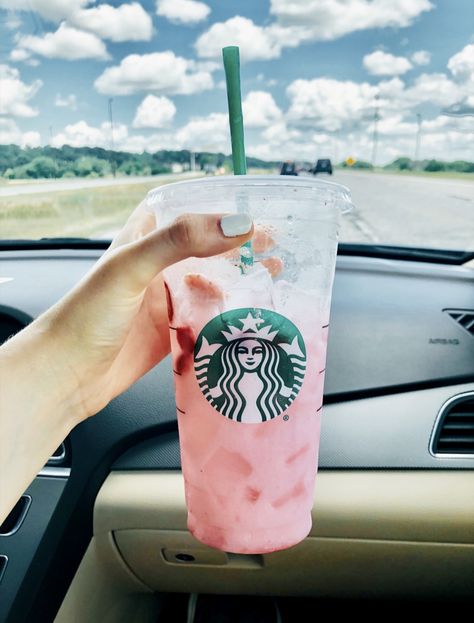 Pinkity Drinkity, Minuman Starbucks, Free Starbucks Gift Card, Starbucks Coffee Drinks, Healthy Starbucks, How To Order Starbucks, Starbucks Drink, Pink Drink, Starbucks Secret Menu