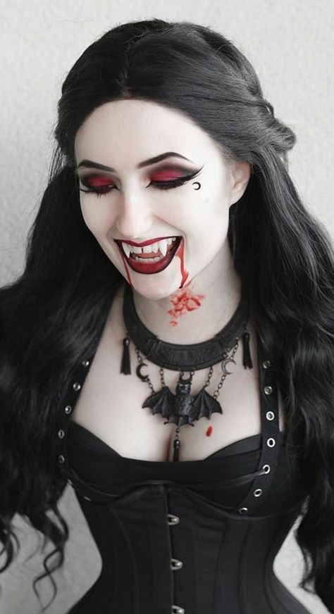 Dracula Makeup, Vampire Hair, Vampire Women, Vampire Makeup Halloween, Vampire Fashion, Vampire Look, Creepy Halloween Makeup, Vampire Makeup, Female Vampire