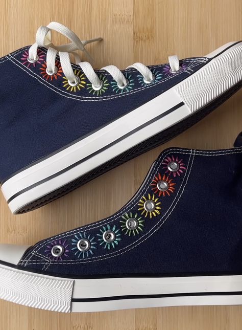 Shoe Art Designs, Diy Converse, Converse Embroidery, Converse Design, Custom Sneakers Diy, Embroidered Converse, Diy Embroidery Designs, Contemporary Embroidery, Embroidery Shoes