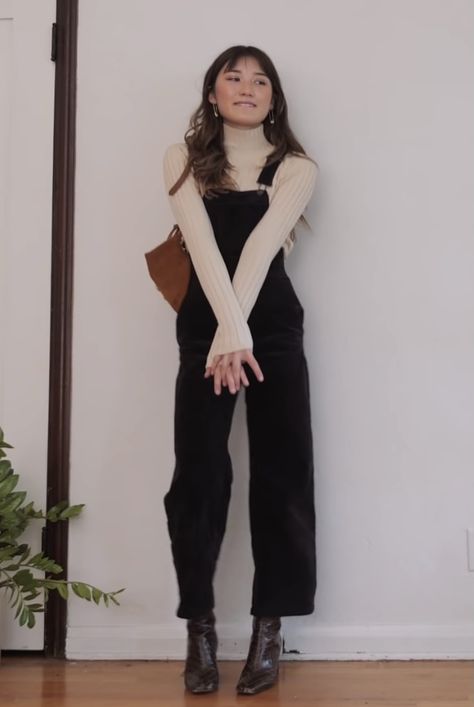 Corduroy Dungarees Outfit, Black Corduroy Overalls, Fancy Overalls Outfit, Jumpsuit And Turtleneck Outfit, Fall Fits Overalls, Black Overalls Fall Outfit, How To Style Overalls Winter, Black Dungarees Outfit Winter, Dressy Overalls Outfits