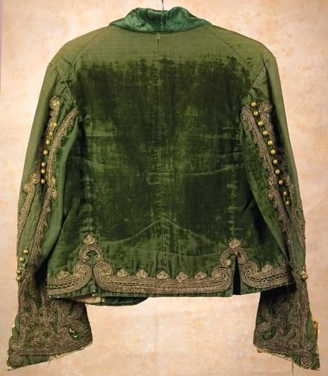 vintage green velvet jacket Green Velvet Jacket, Velvet Dress Designs, Velvet Fashion, Velvet Jacket, Mode Inspiration, Green Velvet, Green Jacket, Velvet Dress, Ponchos