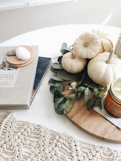 Minimalist Fall Decorating Tips Fall Decor Living Room Cozy, Minimalist Fall Decor, Outside Fall Decor, Fall Living Room Decor, Living Room Styles, Fall Decor Inspiration, Farmhouse Fall Decor, Fall Decorations Porch, Farmhouse Fall