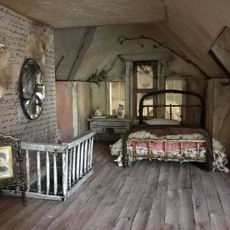 Haunted House Interior, Dollhouse Aesthetic, Creepy Dollhouse, Haunted Dollhouse, Dollhouse Projects, Miniature Rooms, Victorian House, Miniature Houses, Room Box