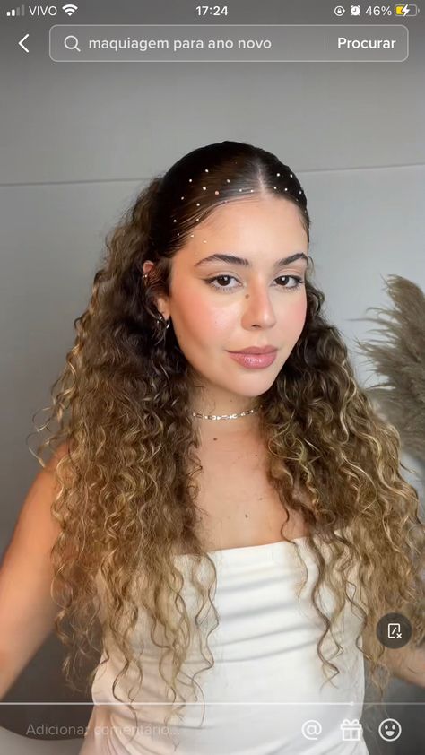 Pearls Curly Hair, Pearl Curly Hairstyles, Pearl Hairstyles Curly Hair, Pearls In Curly Hair, Curly Hair With Pearls, Carnaval Aesthetic, Carnival Hairstyles, Curly Prom Hair, Curly Hair Ponytail