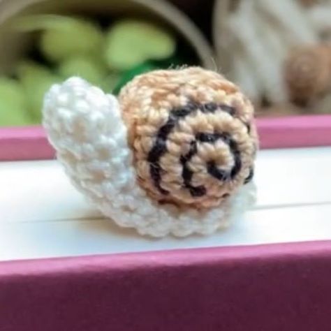 Snail Bookmark Crochet, Crochet Trinkets, Bookmark Crochet Tutorial, Easy Crochet Bookmarks, Bookmark Easy, Crochet Snail, Bookmark Crochet, Bookmark Designs, Crochet Bookmark Pattern