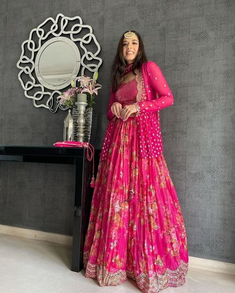 Presenting you latest karwa chauth dress ideas. from anarkali suits to red sarees, we got varierty of designs for all #shaadisaga #indianwedding #karwachauthdressred #karwachauthdress2021 #karwachauthdresssaree #karwachauthdresslehengacholi #karwachauthdressfirst #karwachauthdresssalwarkameez #karwachauthdresspunjabi #karwachauthdressbollywood #karwachauthdressfestive #karwachauthdressdesign #karwachauthdresssimple #karwachauthdress1st #karwachauthdressindian #karwachauthdresspink #karwachauth Karwa Chauth Dress Saree, Lehenga Choli With Jacket, Choli With Jacket, Ethnic Outfit Ideas, Shadi Dress, Diwali Dresses, Bridal Lehenga Designs, Stitched Lehenga, Frock Fashion