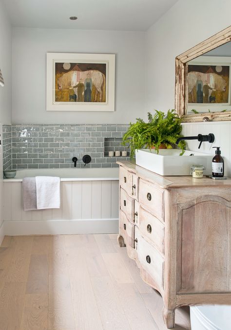 Georgian Bathroom, Bathroom Designs 2023, Farmhouse Style Homes, Georgian Farmhouse, Country Bathroom Designs, Modern Georgian, Cottage Style Bathrooms, Built In Bath, New House Bathroom