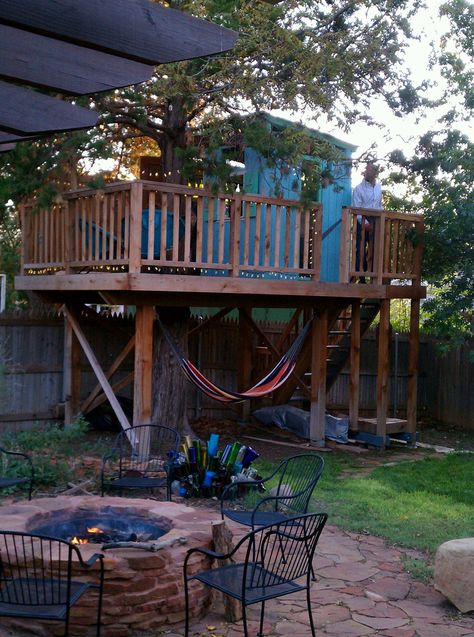 A lot of fun in a small backyard. Tree Forts, Backyard Treehouse, Treehouse Ideas, Simple Tree House, Backyard Fort, Tree House Plans, Cubby House, Simple Tree, Outdoor Entertainment