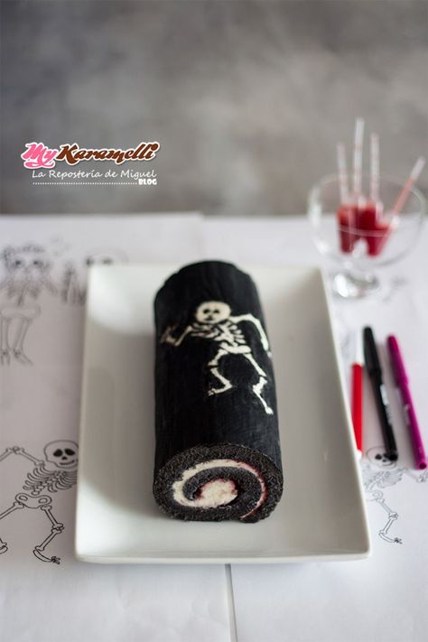 Cake Roll Skeleton - El postre más divertido para Halloween Halloween Cake Roll, Red Goth Wedding, Cake Boss Recipes, Pasteles Halloween, Jelly Roll Cake, Swiss Roll Cakes, Fun Halloween Treats, Roll Cakes, Cake Roll Recipes