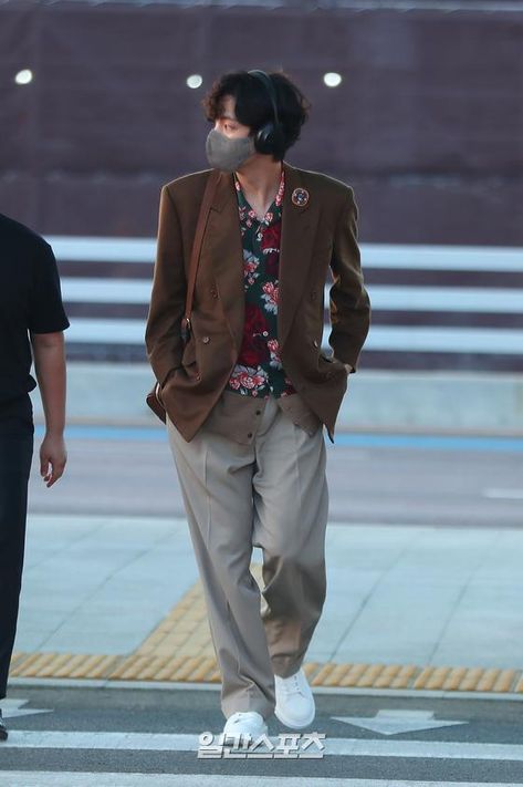 Taehyung Fashion, Korean Airport Fashion, Bts Airport, Bts Fashion, Bts Inspired Outfits, Incheon Airport, Kim Taehyung Wallpaper, Airport Fashion, Bts Kim