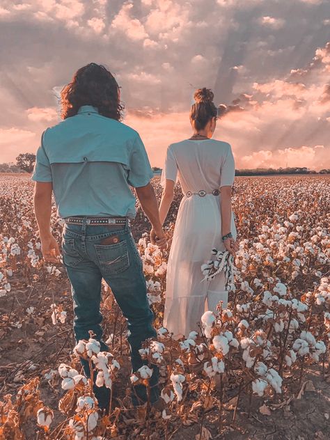 Cotton Pictures Couple, Cotton Field Engagement Photos, Cottonfield Photoshoot, Engagement Photos In Cotton Field, Cotton Field Photography Family, Couple Cotton Field Pictures, Cotton Feild Pics, Cottonfield Family Pictures, Cotton Family Pictures