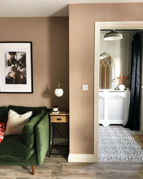 Farrow & Ball on Instagram: “Calming and warm, our deep salmon pink, #DeadSalmon, creates the most subtle and serene of environments. #FarrowAndBall 📸:…” Sudbury Yellow Farrow And Ball Kitchen, Dead Salmon Living Room, Dead Salmon Bedroom, Salmon Pink Bedroom, Dead Salmon Farrow And Ball, Dead Salmon, Kedleston Hall, Warm Gray Paint, Paint Trends