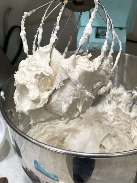 Simple Frosting Recipe No Powdered Sugar, Easy Spreadable Frosting, How To Make Frosting Without Powdered, Frosting Recipes Without Powdered Sugar, Icing Recipe Without Powdered Sugar, Powered Sugar Icing, Homemade Frosting Easy Powdered Sugar, Powered Sugar Frosting, Frosting With Granulated Sugar