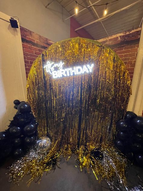 Foil Fringe Backdrop Ideas, Black Fringe Backdrop, Gold Fringe Backdrop With Balloons, Gold Foil Curtain Backdrop Ideas, Black Foil Fringe Backdrop, Fringe Door Curtain Tinsel, Silver Foil Fringe Backdrop, Black And Gold Backdrop, Fringe Curtains