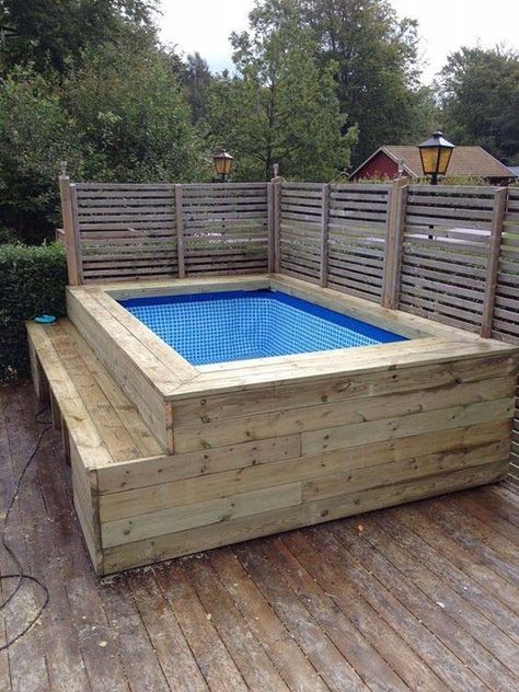 Piscina Pallet, Pallet Pool, Kleiner Pool Design, Pools For Small Yards, Intex Pool, Diy Swimming Pool, Above Ground Pool Landscaping, Small Pool Design, Above Ground Pool Decks