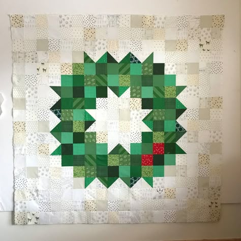 Free scrappy quilt tutorial pattern mega block Christmas wreath. Handmade Myrth Christmas Wreath Quilt Pattern, Quilted Christmas Wreath, Wreath Quilt Block, Quilted Wreath, Christmas Wreath Quilt, Quilt Wreath, Quilt Block Ideas, Wreath Quilt, Christmas Quilting Projects