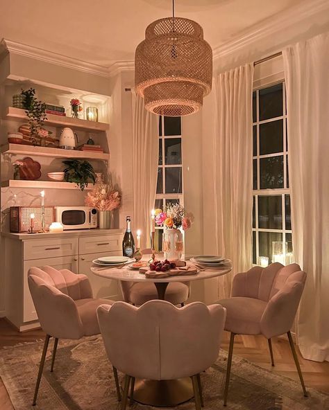 Small Dinner Room, Girly Dining Room, Feminine Dining Room, Cute Dining Room, Pretty Dining Room, Aesthetic Future, Cottage Ranch, Interior 2024, Hollywood Apartment