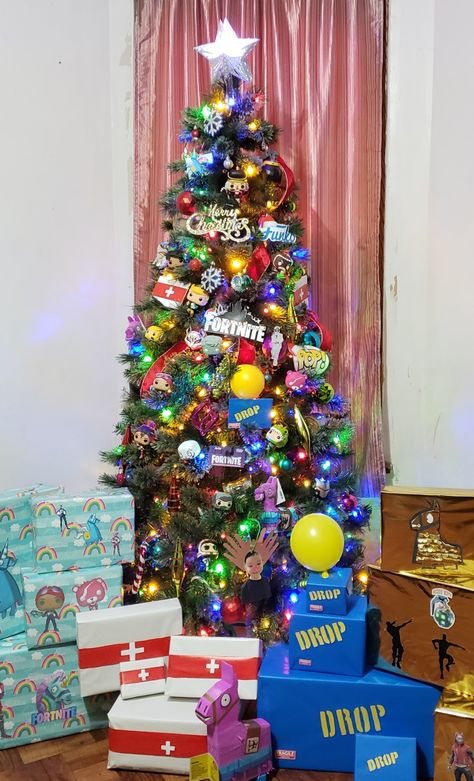 FORNITE INSPIRED CHRISTMAS TREE Fortnite Christmas Tree, Gaming Christmas Tree, Video Game Christmas Tree, Gamer Christmas Tree, Fortnite Christmas, Minecraft Decoration Ideas, Fort Nite, Theme Tree, Fortnite Party