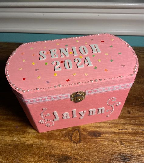 Senior Box Ideas Painted 2024, Freshmen Year Memory Box Ideas, High School Memory Box Ideas Diy, Sorority Memory Box Ideas, Senior Memory Box Ideas Pink, Senior Boxes, Senior Box Ideas, Senior Year Diy, Sr 25