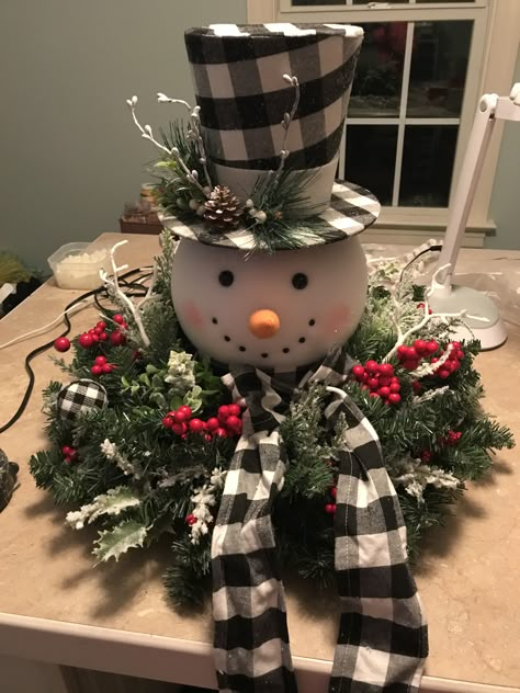 Wreath Table Centerpiece Christmas, November Craft Fair Ideas, Snowman Hat Centerpiece Diy, Diy Wreaths With Ribbon, Snow Man Christmas Decor, Christmas Craft Ideas 2023, Snowman Themed Christmas Decorations, Snowman Centerpieces Diy, Snowman Decorations Diy